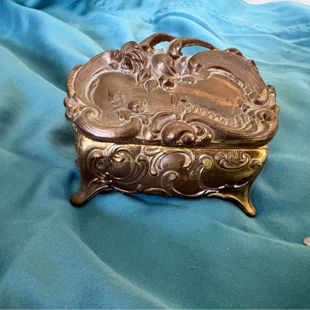 Art Nouveau trinket box, silk lining